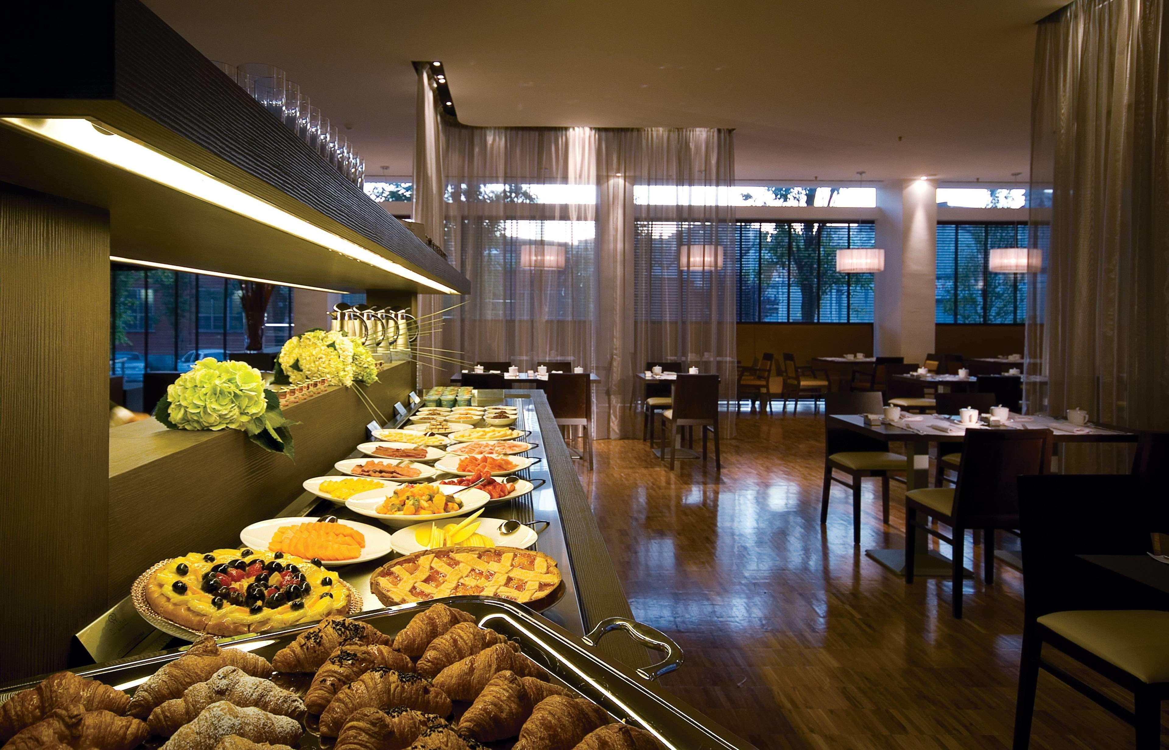Hotel Doubletree By Hilton Milan Restaurant photo